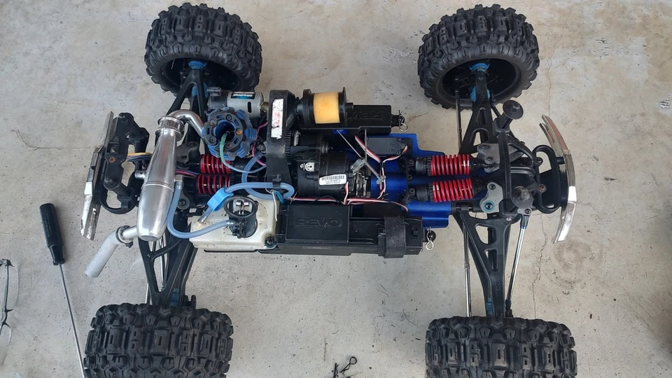 Bonito camión Revo 3.3 Nitro listo para funcionar Foto 4 de 4