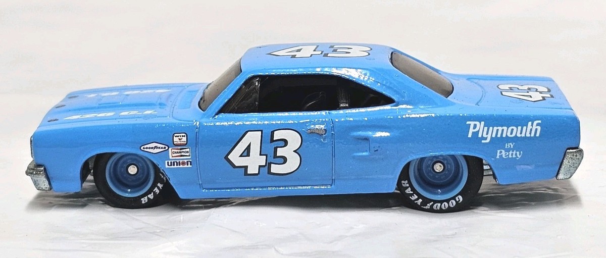 Hot Wheels Vintage Racing Richard Petty's '70 Plymouth Road Runner