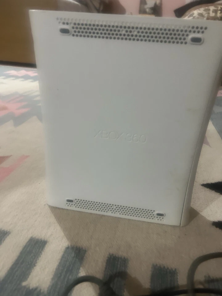 Microsoft Xbox 360 4GB Console - Nera - Immagine 2 di 4