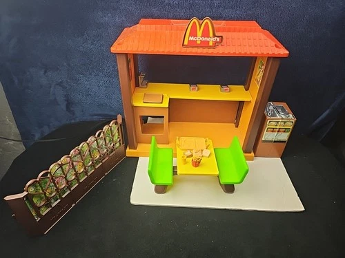 Vintage Mattel 1982 Barbie Loves McDonald's Restaurant Playset