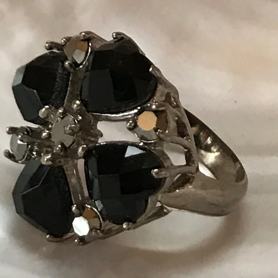 Cabinas de corazón de plástico facetado negro grande Estate con detalles de diamantes de imitación gris flor Foto 4 de 4