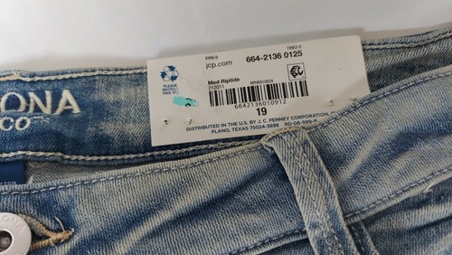 Arizona Women Bermuda Jean Shorts Size 19 Light Blue Distressed - Picture 8 of 10