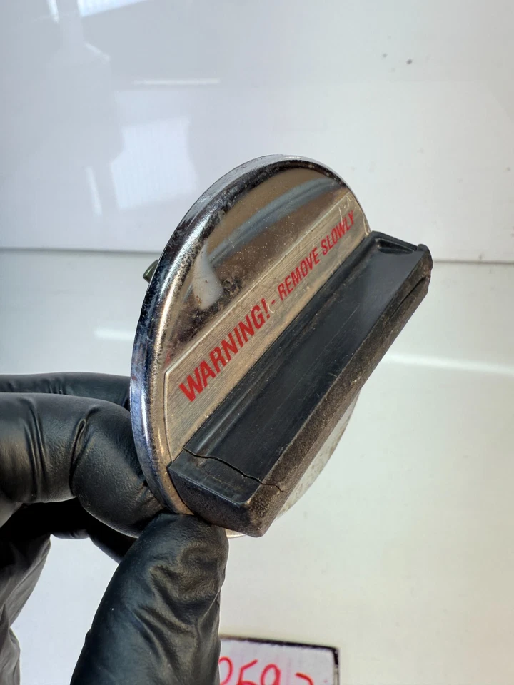 Tapa del tanque de combustible NOS equivalente original vintage negro cromo STANT 10800 G800 B59-7 Foto 2 de 4