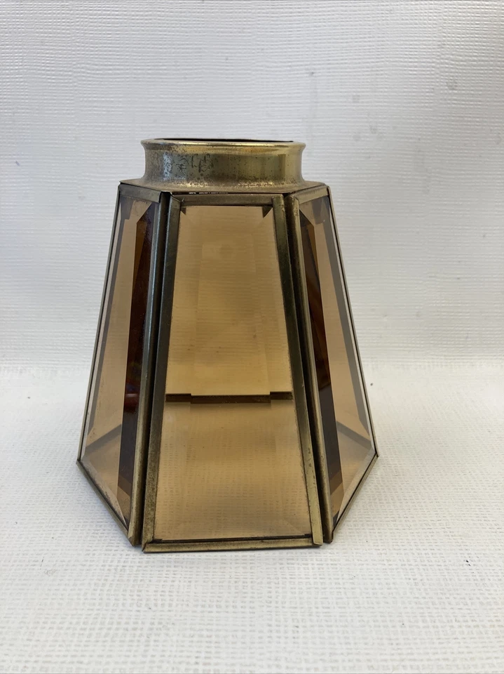 "Pantalla de luz de techo hexagonal de latón y vidrio biselado ahumado 4 3/4"" X 4 1/4""" Foto 3 de 4