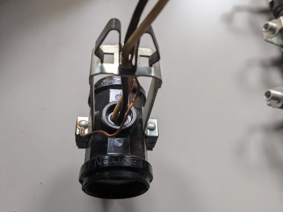 4 piezas Vintage Leviton 660W 250V 2 enchufes de luz racimo 2 bombillas soporte fenólico Foto 2 de 2