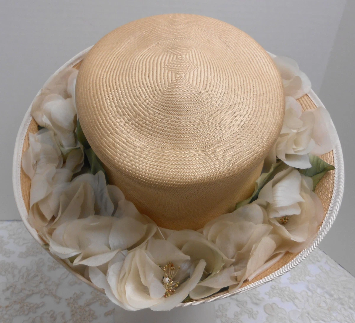 ATTRACTIVE 1950s\' IVORY STRAW PLATTER HAT + LARGE FABRIC \