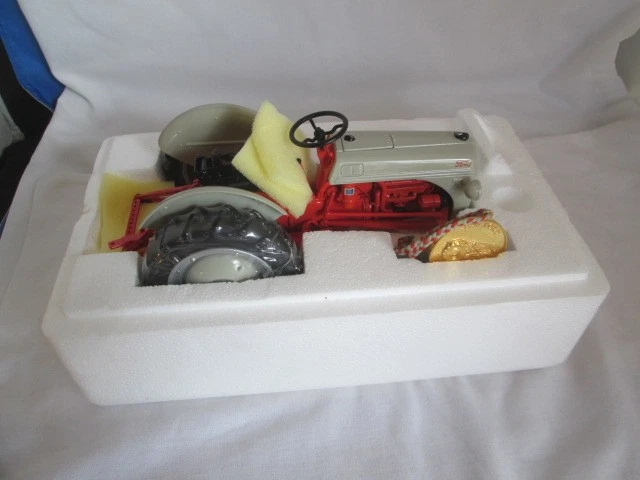 1996 Ertl Ford 8N Precision Classic Tractor  1/16 Scale W Coin & Booklet NIB 362 - Image 3 of 4