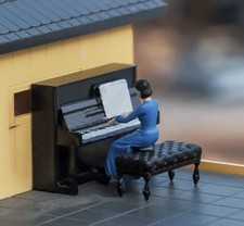 1:64 Painted Figure Mini Model Miniature Resin Diorama Sand Pianist Lady Piano