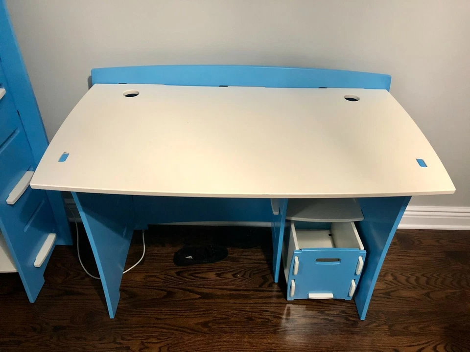 Полный комплект детского стола синий и белый с книжной полкой и компьютерным креслом - Изображение 2 из 4