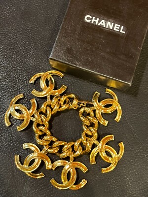 CHANEL ゴールドバングル ロゴデザイン　ヴィンテージ CHANEL Logo Bracelet Bangle AUTH Coco Mark CC Tone Gold Chain
