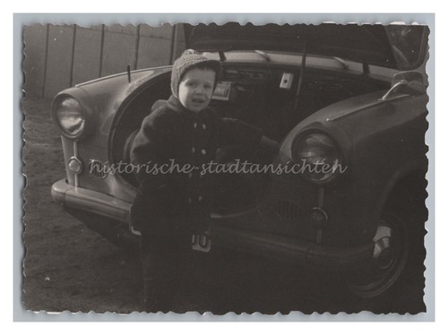 Junge vor offener Motorhaube von Trabant - DDR - Altes Foto 1960er