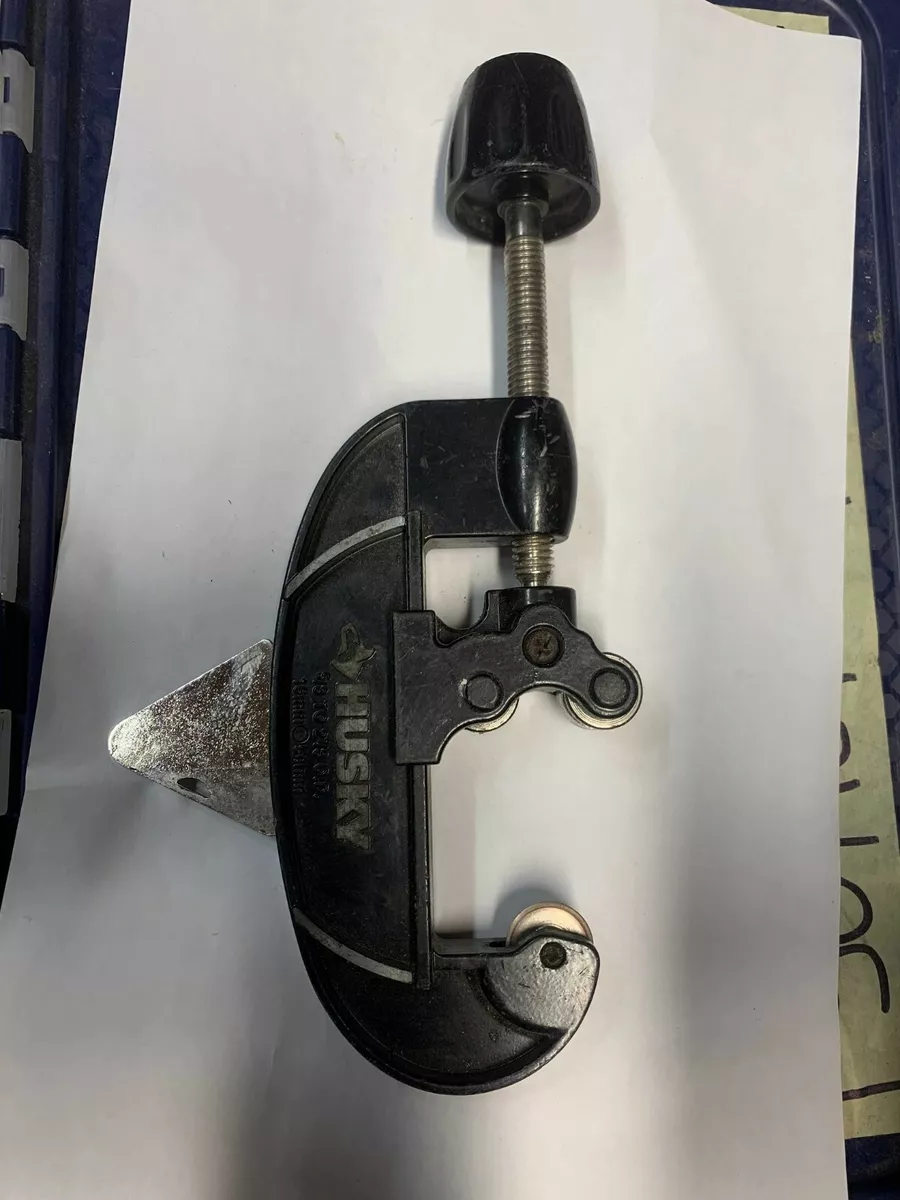 Quick release clearance tube cutter