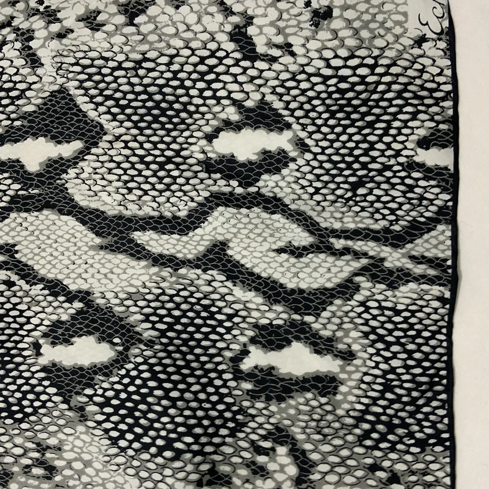 Bufanda rectangular Écho de seda blanca y negra con estampado de bocadillos PEC Foto 3 de 4