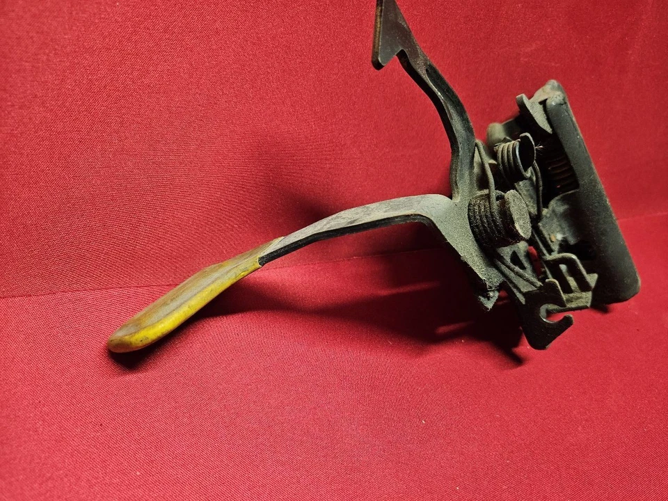 1995-1999 Oldsmobile Aurora Primary Hood Latch Lock Actuator 16634838 - Image 2 of 4