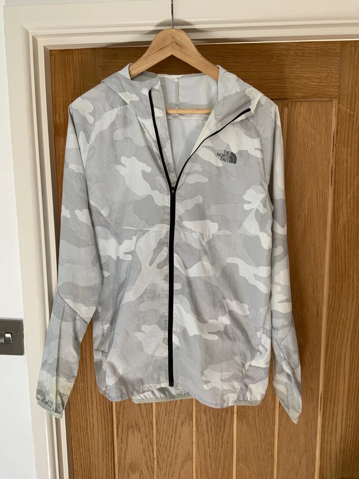 The North Face grey Women' Snow Camo Full Zip lightweight run windbreak Jacket