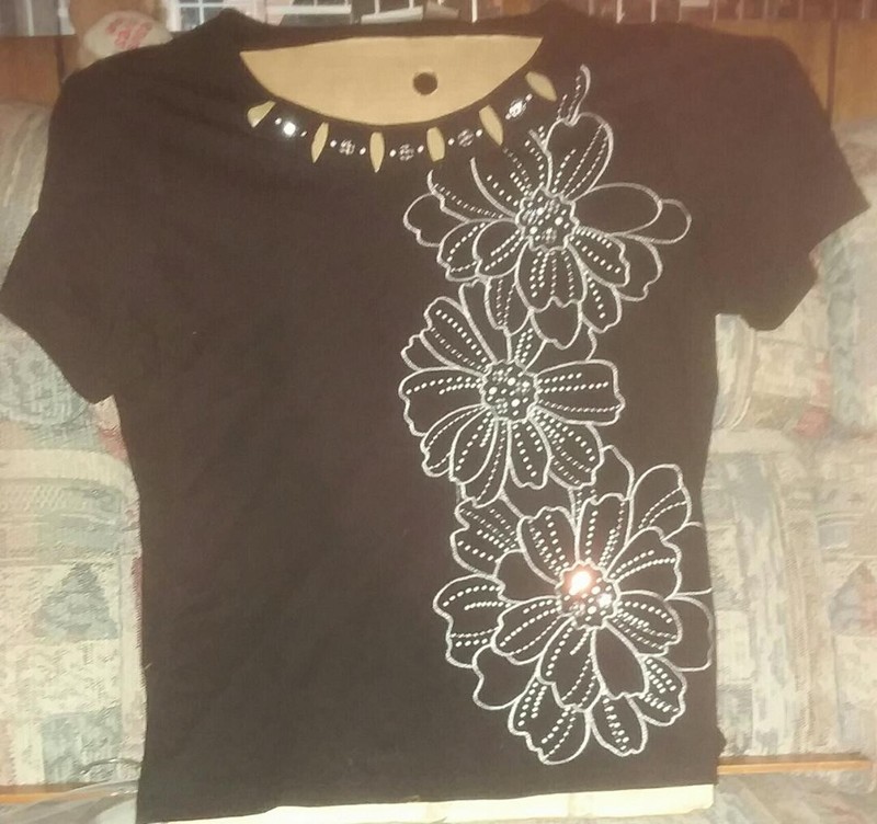 ALFRED DUNNER BLACK TEE SHIRT WITH WHITE FLORAL  DESIGN SIZE 1 X PRE OWNED
