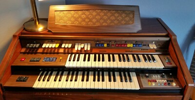 ''Farfisa'': 2- manualige Heimorgel mit 13- tönigem Pedal