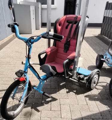 Kinder-Dreirad EScooter mit Fernbedienung  16 Zoll blau rot schwarz Akku10.5A 