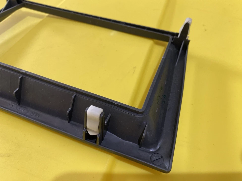 Mitsubishi Montero 1992-1995 SUV consola central radio bisel moldura Mr471868 OEM Foto 4 de 4