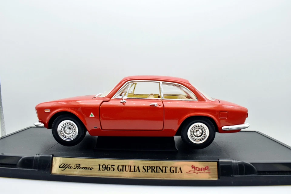 Modellino auto scala 1:18 alfa romeo giulia sprint gta modellismo da collezione - Immagine 3 di 4