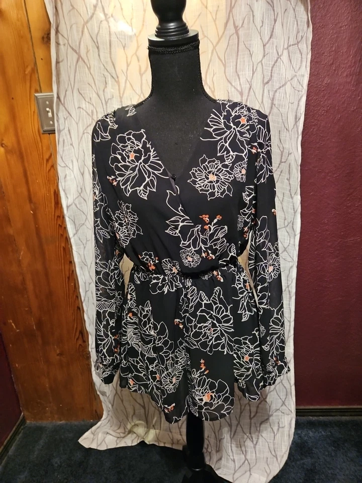 Mameluco Floral Negro ASTR Talla Mediana Gasa Boho Oscuro Romántico Festival Informal Foto 2 de 4