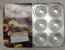 • New Wilton 2105-8462 Petite Pumpkin Pan Halloween Bite Size Treats 12 Molds