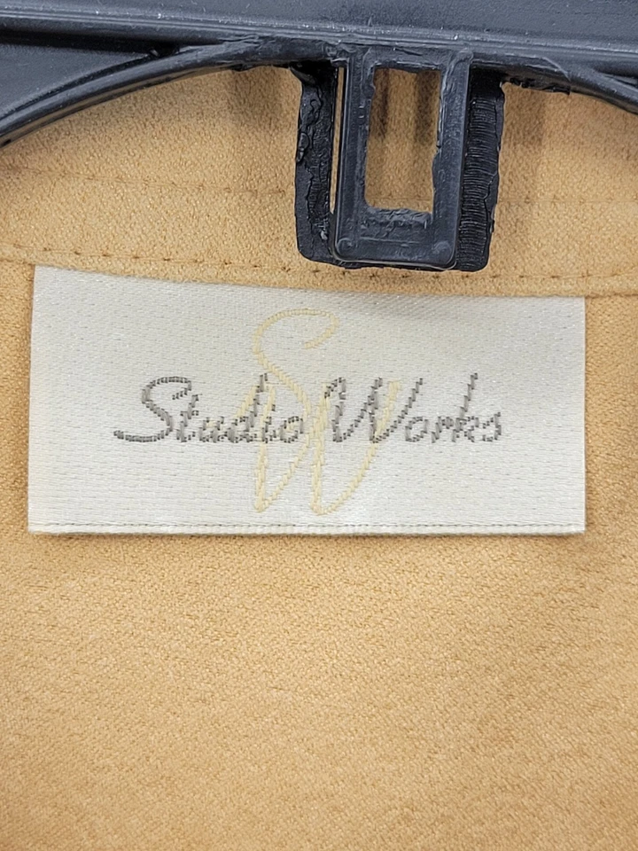 Camisa vaquera occidental de manga larga de gamuza sintética tostada grande Studio Works Top para mujer Foto 3 de 4