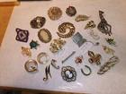 LOT OF VINTAGE COSTUME JEWELRY PINS LISNER J.J. CELEBRITY N.Y