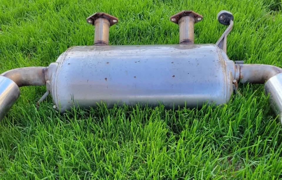 HALLAZGO RARO: Sistema de escape completo OEM de ultra bajo kilometraje con convertidores catalíticos Foto 3 de 4