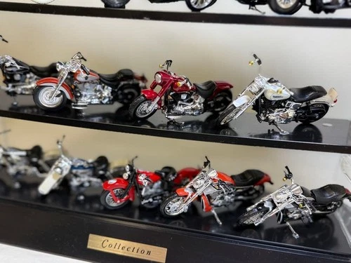 Harley Davidson 1/24 Scale Diecast Model in Display Case Used
