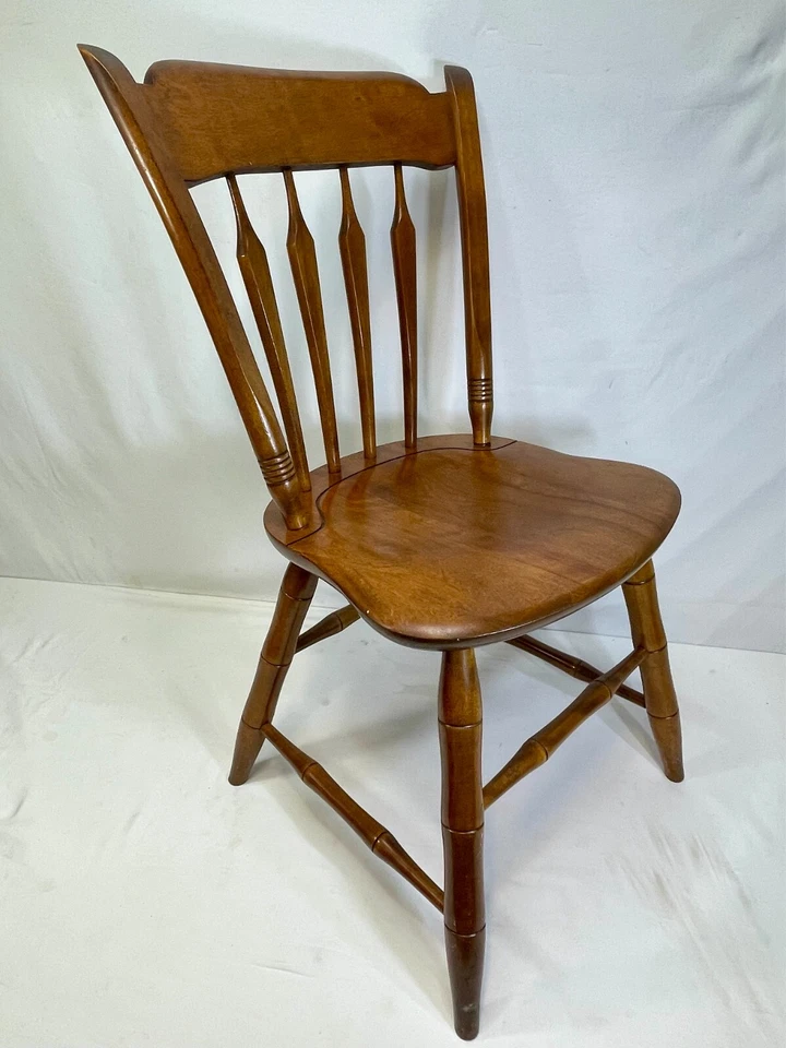 Par de sillas de comedor Ethan Allen con respaldo de husillo y arce - diseño clásico Windsor Foto 4 de 4