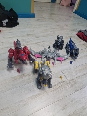 Power Rangers Battle Zord Spielfiguren mit Passenden Rangern. Bandai
