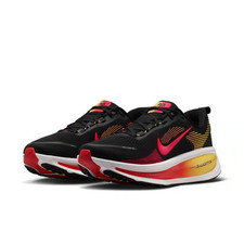 HM6803-016 Nike Vomero 18 Black Light Crimson Topaz Gold Bright Crimson (uomo)
