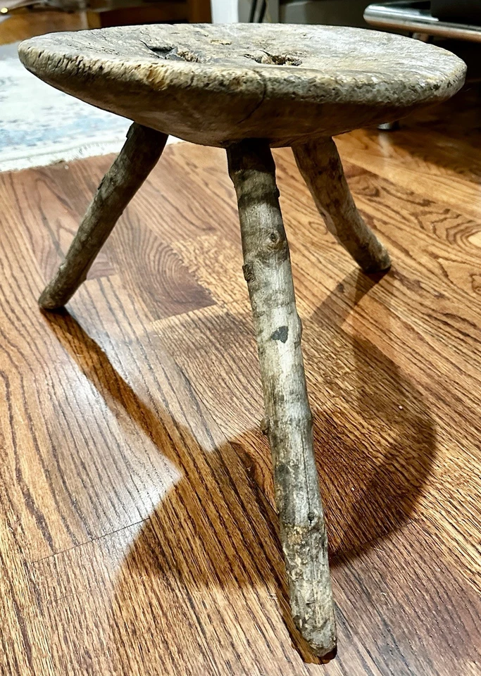 Antiguo taburete de madera austriaco o francés de tres patas del siglo 1860 estilo Wabi Sabi Foto 4 de 4