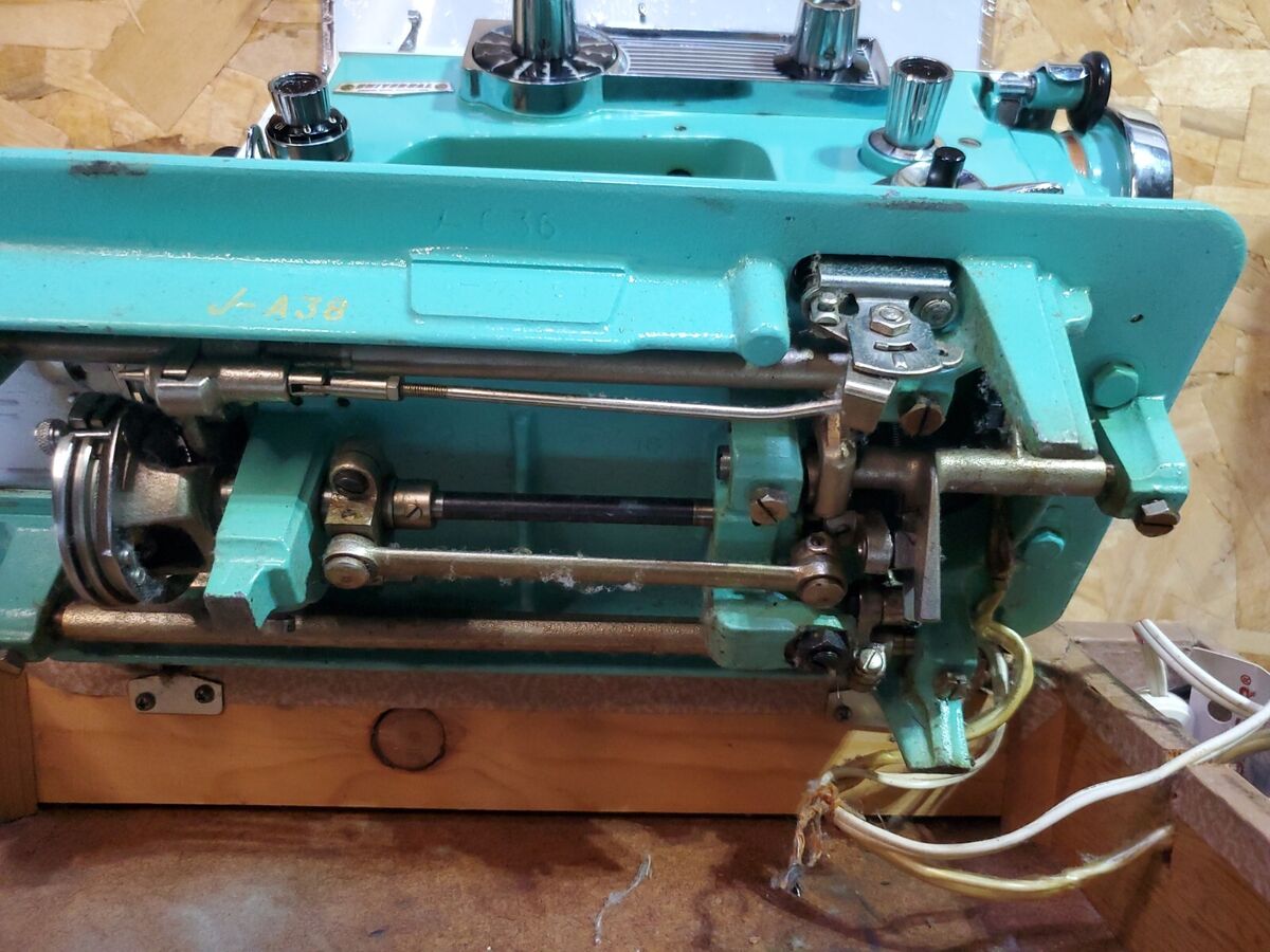 Vintage Universal Elgin J-A38 Deluxe Auto Sewing Machine Vintage Universal Elgin J-A38 Deluxe Auto Sewing Machine