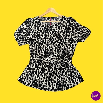 V BY VERY Damen Wickeltop mit Gürtel, Puffärmel, Animalprint, schwarz/grau, UK 18