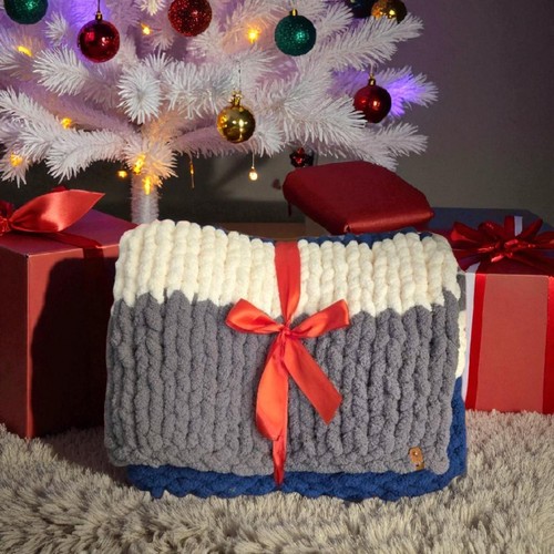 Handmade Chunky Blanket with 3 Different Colors 50 in x 60 in - Picture 3 of 4