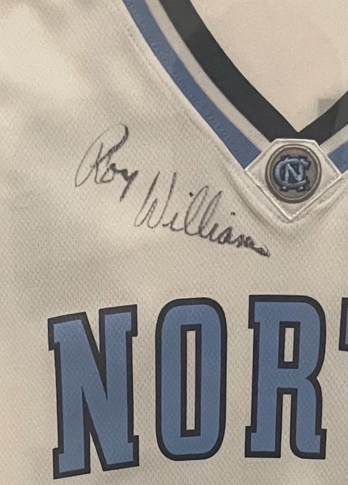 Camiseta de basquete com moldura autografada Roy Williams UNC salto alcatrão (40 x 32 pol.) - Imagem 2 de 2