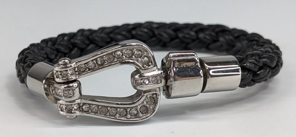 Brazalete de cuero trenzado con pedrería S. Oliver tono plata hebilla estilo broche Foto 2 de 4