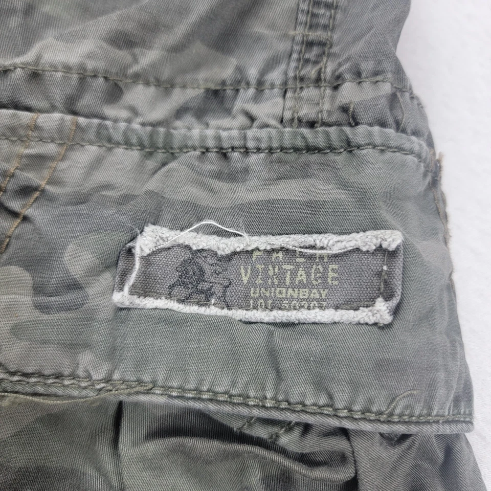 UNIONBAY Palm Vintage Camo Cargo Shorts Men's 32 Green Camouflage Military Y2K - Image 2 of 4