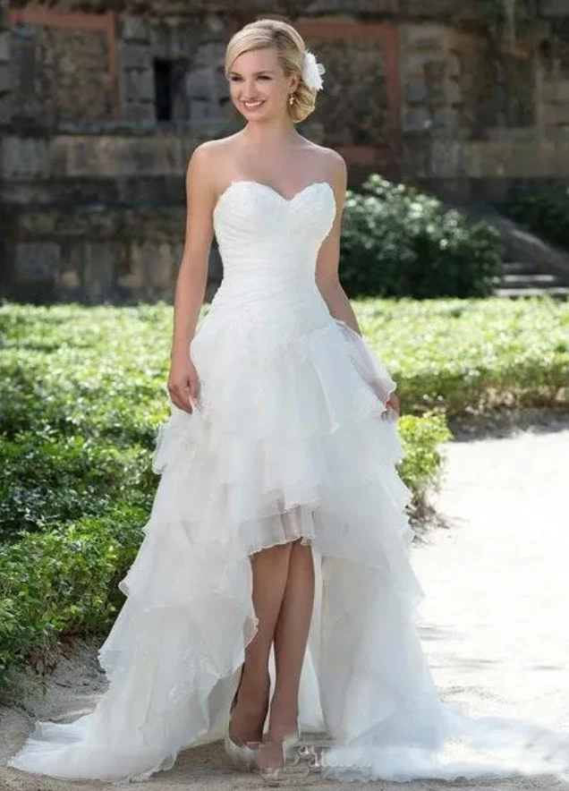 Corsé sin mangas de organza blanco alto bajo para boda rural con corpiño plisado Foto 2 de 4
