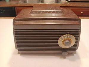 Vintage Sylvania, #510W Vacuum Tube Radio, AM, Bakelite, Working....
