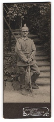 Fotografie Schulte-Heuthaus, Frankenberg i.S., Uffz. in Feldgrau mit Tarnbezug- 