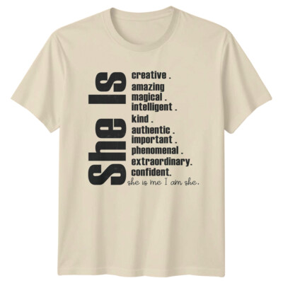 She Is Creative Kind Damen T-Shirt Spruch Tee She is me I am she.