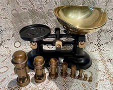 ENGLISH "HOMEPRIDE FRED" KITCHEN SCALES & 8 BRASS FRED WEIGHTS