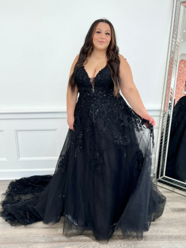 Plus Size Wedding Dresses Black Gothic Beaded Bridal Dress Backless Sweep Train - Picture 2 of 7