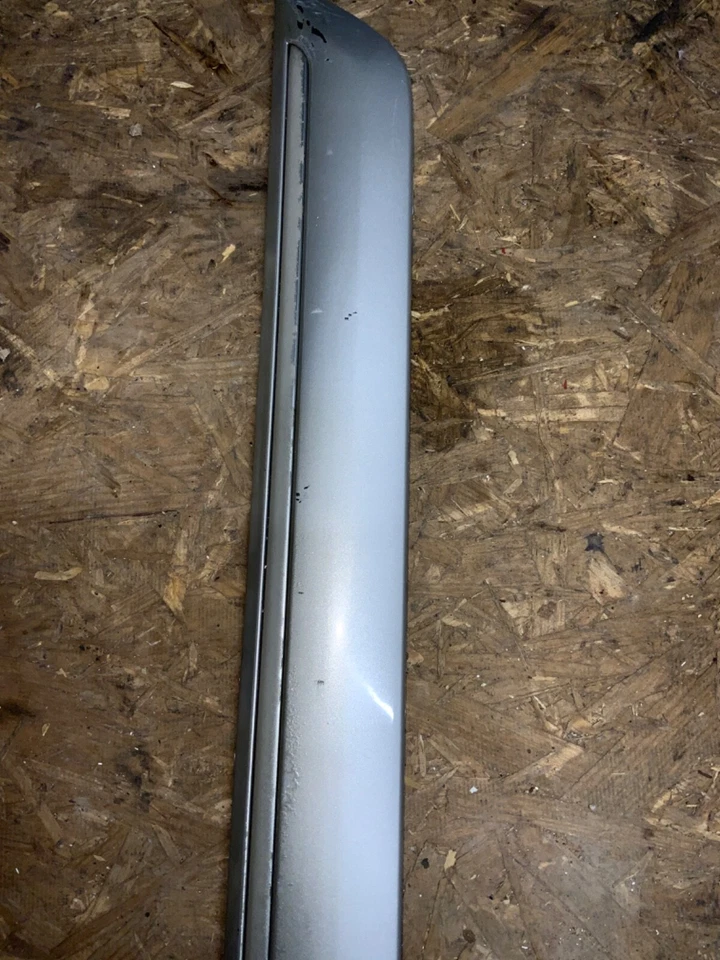 01-06 SUZUKI GRAND VITARA XL-7 PORTA MOLDURA ACABAMENTO TRASEIRO ESQUERDO FABRICANTE DE EQUIPAMENTO ORIGINAL PRATA Z2S - Imagem 3 de 4