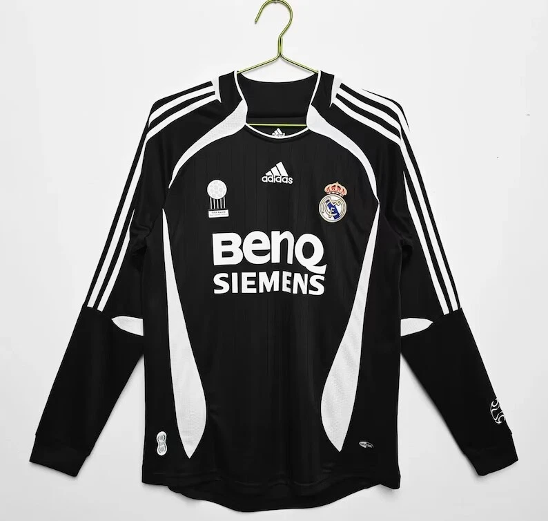 Maillot de football Real Madrid texturé bandes épaules col rond noir -  Degriffstock