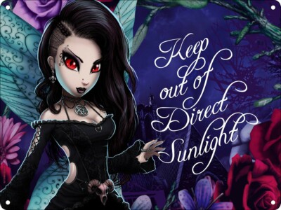 Mini Blechschild HEXXIE DARLA KEEP OUT OF DIRECT SUNLIGHT - Fee Vampir Hexe Goth