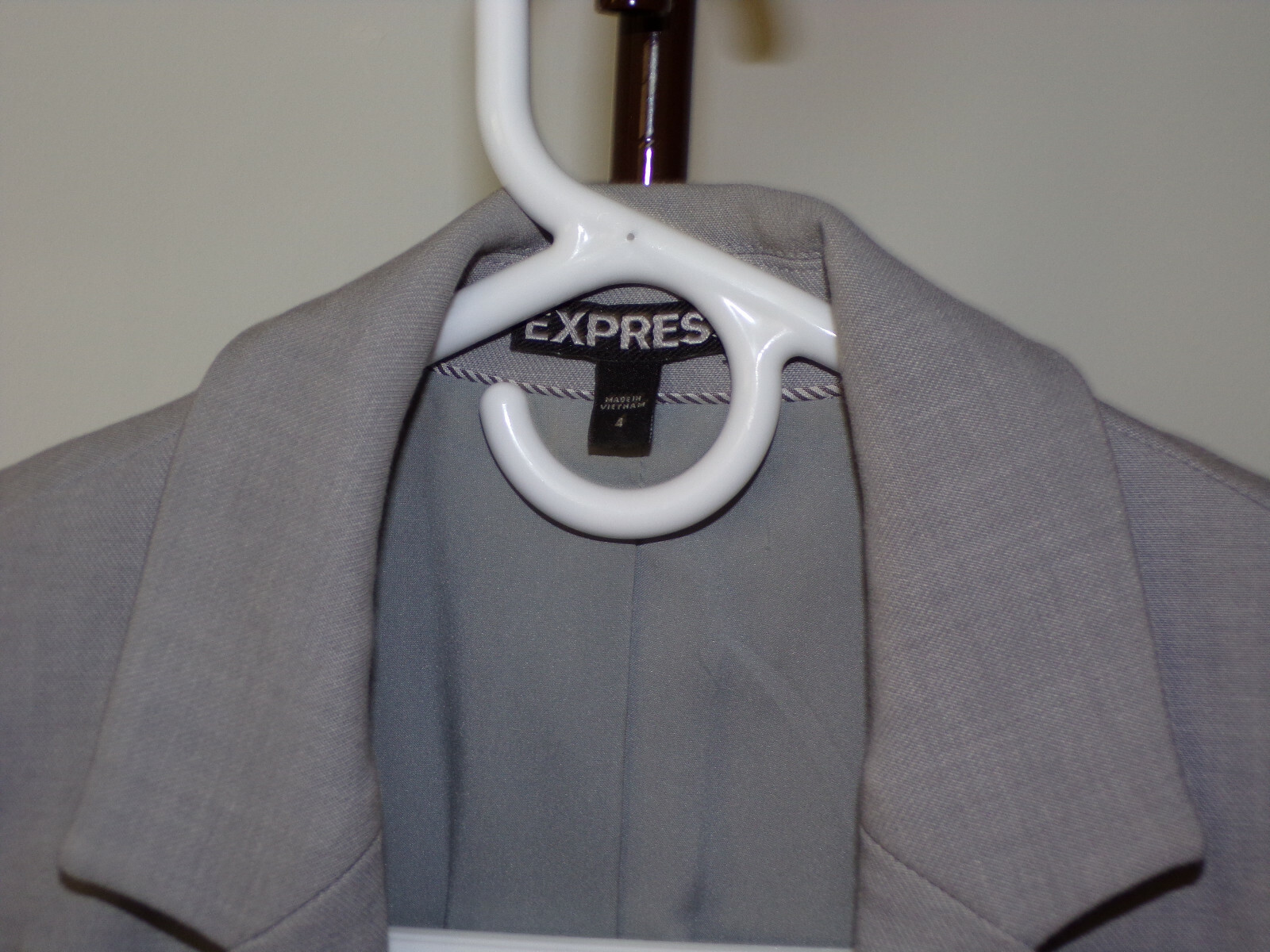 EXPRESS GRAY ONE BUTTON 24 INCH JACKET BLAZER SZ 4 - image 4